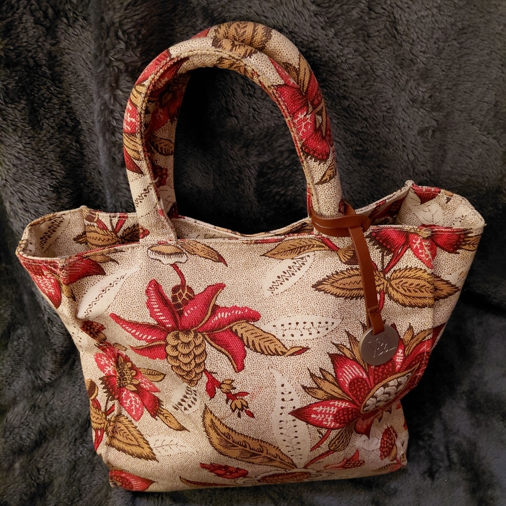 Victoria & Albert Museum, London By Ulster Weavers. Floral Tote. Pink/Red/Tan.